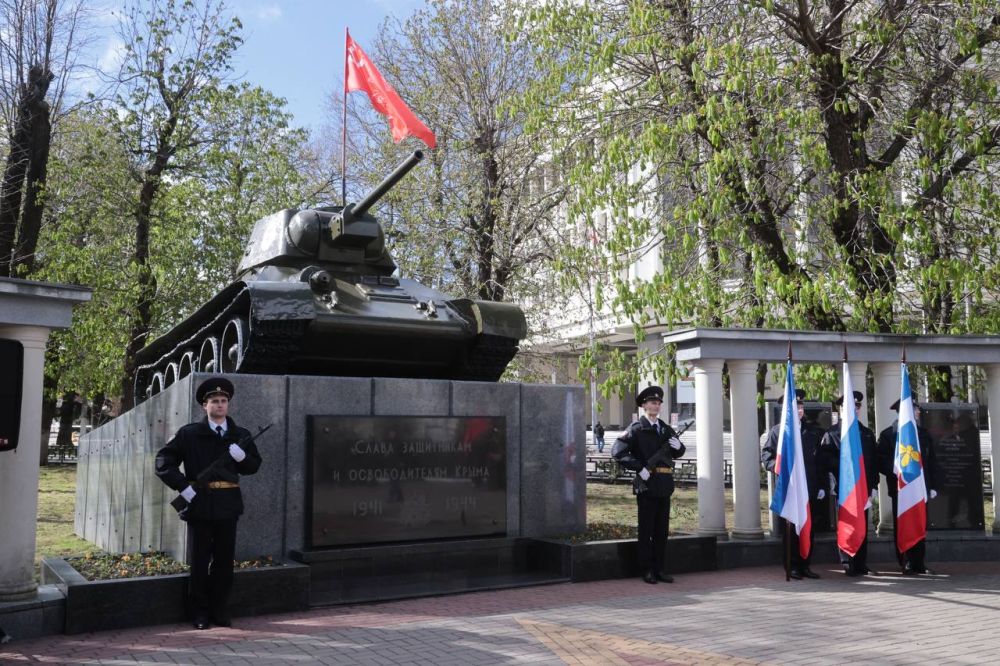 Симферополь отмечает 81-ую годовщину освобождения от немецко-фашистских захватчиков Симферополь отмечает 81-ую годовщину освобождения от немецко-фашистских захватчиков