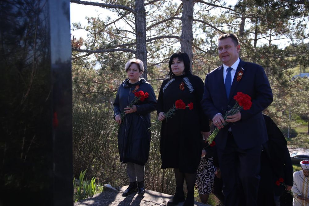 Ольга Урайкина: В честь 81-летия освобождения города Бахчисарай и Бахчисарайского района от немецко-фашистских захватчиков возложили цветы к памятным местам Ольга Урайкина: В честь 81-летия освобождения города Бахчисарай и Бахчисарайского района от немецко-фашистских захватчиков возложили цветы к памятным местам