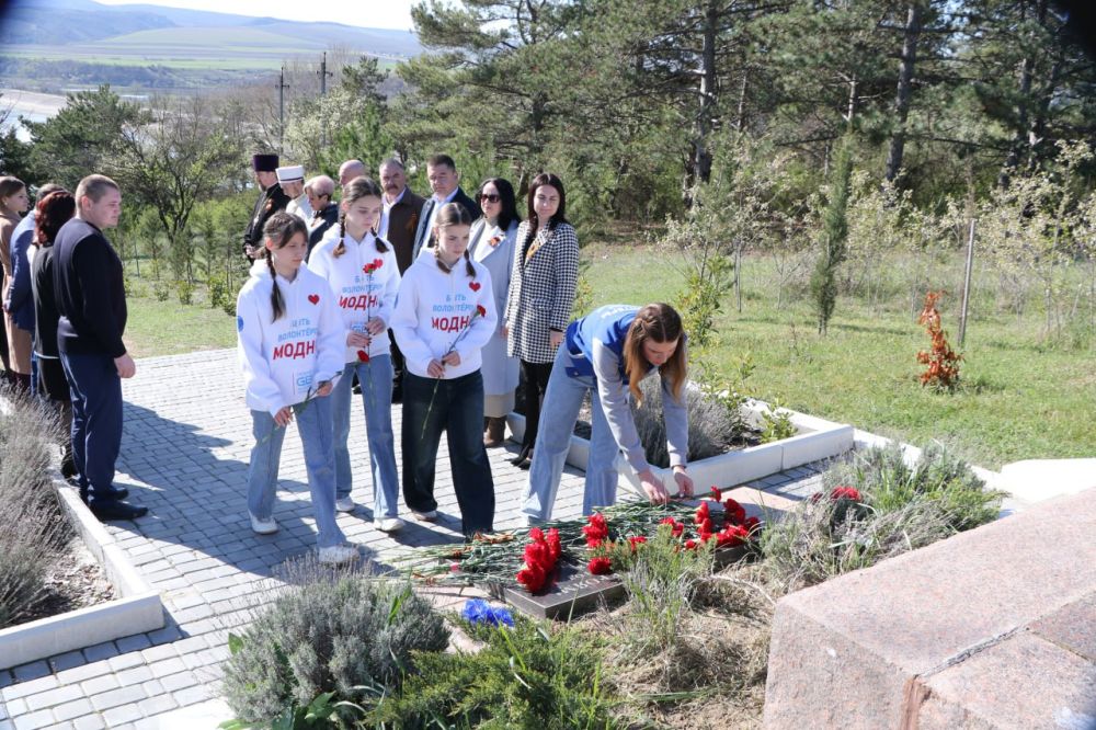 Ольга Урайкина: В честь 81-летия освобождения города Бахчисарай и Бахчисарайского района от немецко-фашистских захватчиков возложили цветы к памятным местам Ольга Урайкина: В честь 81-летия освобождения города Бахчисарай и Бахчисарайского района от немецко-фашистских захватчиков возложили цветы к памятным местам