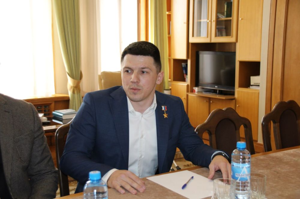 Руководство Общественной палаты Крыма встретилось с Героем РФ Владимиром Манохиным Руководство Общественной палаты Крыма встретилось с Героем РФ Владимиром Манохиным