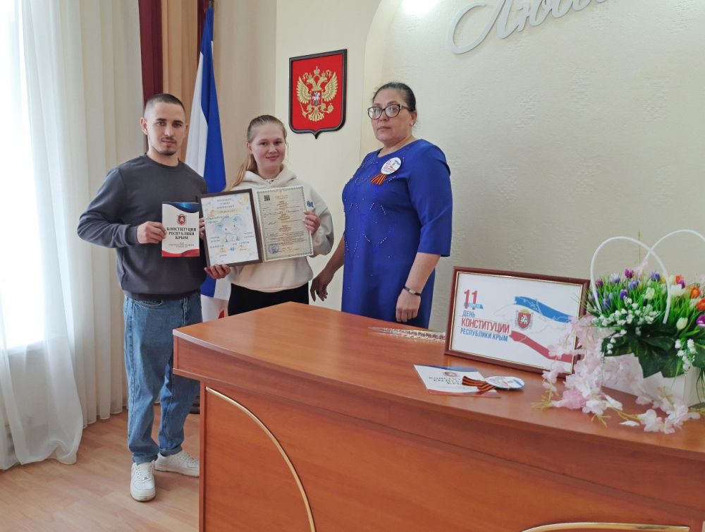 Ленинский районный отдел ЗАГС в зале торжественных событий проводил торжественное чествование и вручил первые государственные документы – свидетельства о рождении Артёму и Марии Буравкиным, у которых родился мальчик Давид, ... Ленинский районный отдел ЗАГС в зале торжественных событий проводил торжественное чествование и вручил первые государственные документы – свидетельства о рождении Артёму и Марии Буравкиным, у которых родился мальчик Давид, ...