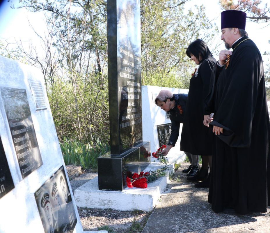 Ольга Урайкина: В честь 81-летия освобождения города Бахчисарай и Бахчисарайского района от немецко-фашистских захватчиков возложили цветы к памятным местам Ольга Урайкина: В честь 81-летия освобождения города Бахчисарай и Бахчисарайского района от немецко-фашистских захватчиков возложили цветы к памятным местам