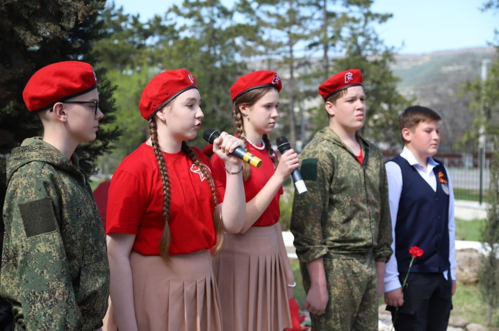 В Бахчисарае открыли памятный знак в честь встречи бойцов Красной армии и партизан при освобождении города В Бахчисарае открыли памятный знак в честь встречи бойцов Красной армии и партизан при освобождении города