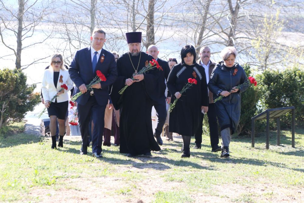 Ольга Урайкина: В честь 81-летия освобождения города Бахчисарай и Бахчисарайского района от немецко-фашистских захватчиков возложили цветы к памятным местам Ольга Урайкина: В честь 81-летия освобождения города Бахчисарай и Бахчисарайского района от немецко-фашистских захватчиков возложили цветы к памятным местам