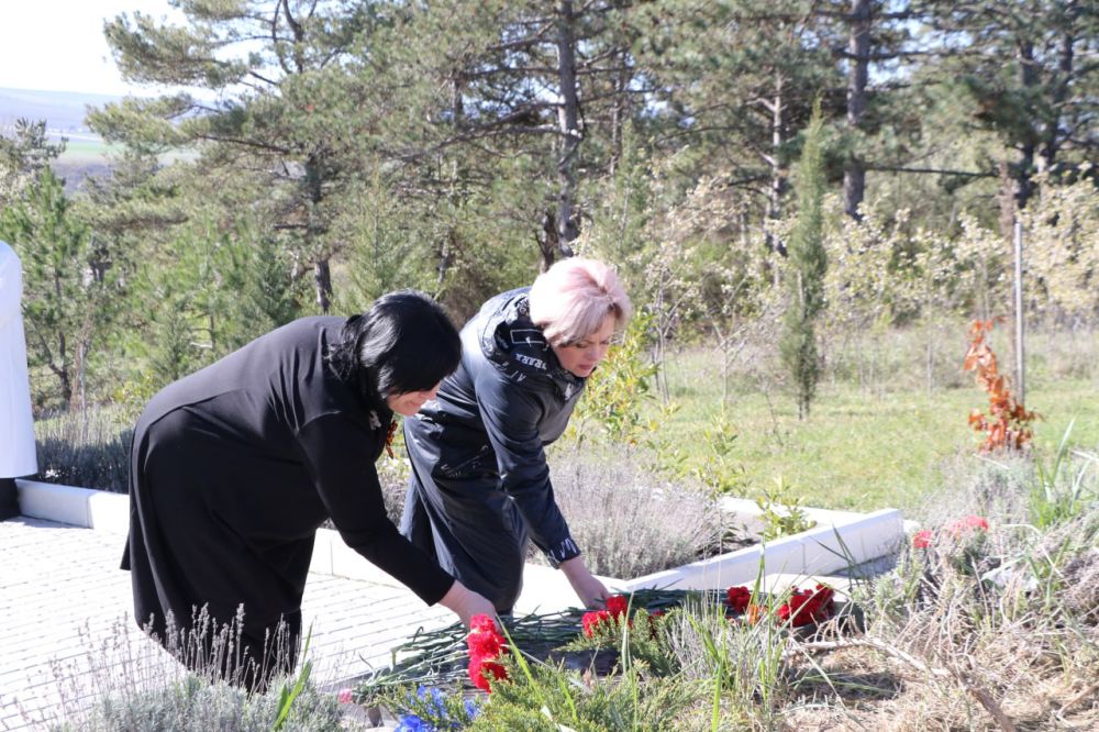 Ольга Урайкина: В честь 81-летия освобождения города Бахчисарай и Бахчисарайского района от немецко-фашистских захватчиков возложили цветы к памятным местам Ольга Урайкина: В честь 81-летия освобождения города Бахчисарай и Бахчисарайского района от немецко-фашистских захватчиков возложили цветы к памятным местам