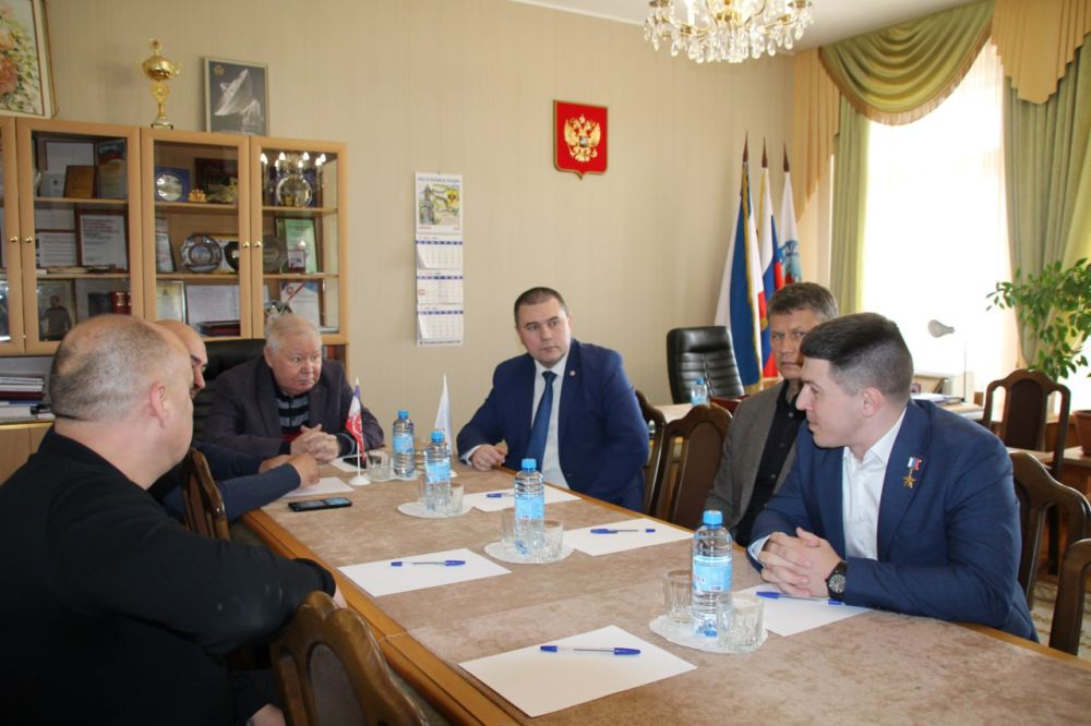 Руководство Общественной палаты Крыма встретилось с Героем РФ Владимиром Манохиным Руководство Общественной палаты Крыма встретилось с Героем РФ Владимиром Манохиным
