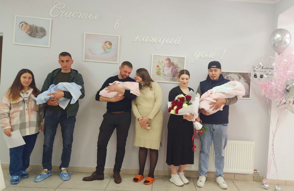 Ялтинский городской отдел ЗАГС в Ялтинском родильном доме проводил торжественное имянаречение с вручением свидетельств о рождении новорождённых мылышей: Тимура Щербака, Амины Савиновой и Юлии Бабарыка Ялтинский городской отдел ЗАГС в Ялтинском родильном доме проводил торжественное имянаречение с вручением свидетельств о рождении новорождённых мылышей: Тимура Щербака, Амины Савиновой и Юлии Бабарыка