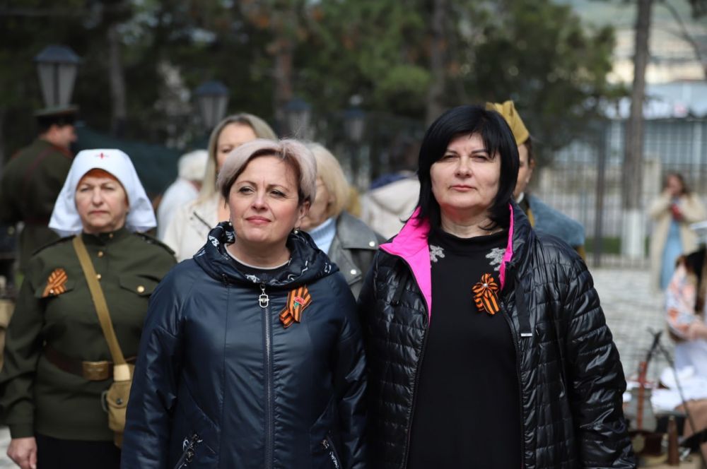 Анжелика Ястребова: Во дворике Бахчисарайского районного Дома культуры состоялось торжественное мероприятие «Равнение на знамя Победы», посвященное 81-й годовщине освобождения города от немецко-фашистских захватчиков Анжелика Ястребова: Во дворике Бахчисарайского районного Дома культуры состоялось торжественное мероприятие «Равнение на знамя Победы», посвященное 81-й годовщине освобождения города от немецко-фашистских захватчиков