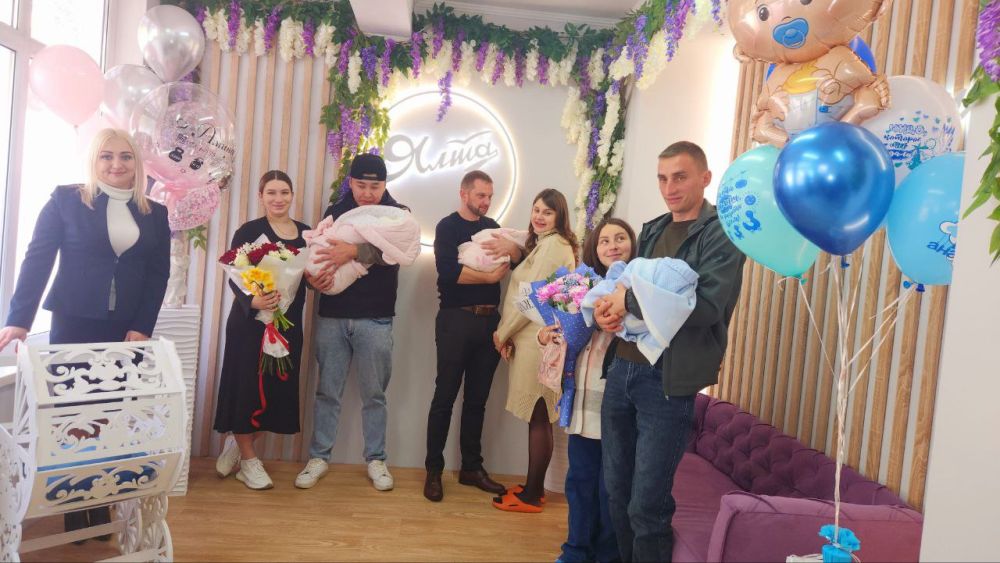 Ялтинский городской отдел ЗАГС в Ялтинском родильном доме проводил торжественное имянаречение с вручением свидетельств о рождении новорождённых мылышей: Тимура Щербака, Амины Савиновой и Юлии Бабарыка Ялтинский городской отдел ЗАГС в Ялтинском родильном доме проводил торжественное имянаречение с вручением свидетельств о рождении новорождённых мылышей: Тимура Щербака, Амины Савиновой и Юлии Бабарыка