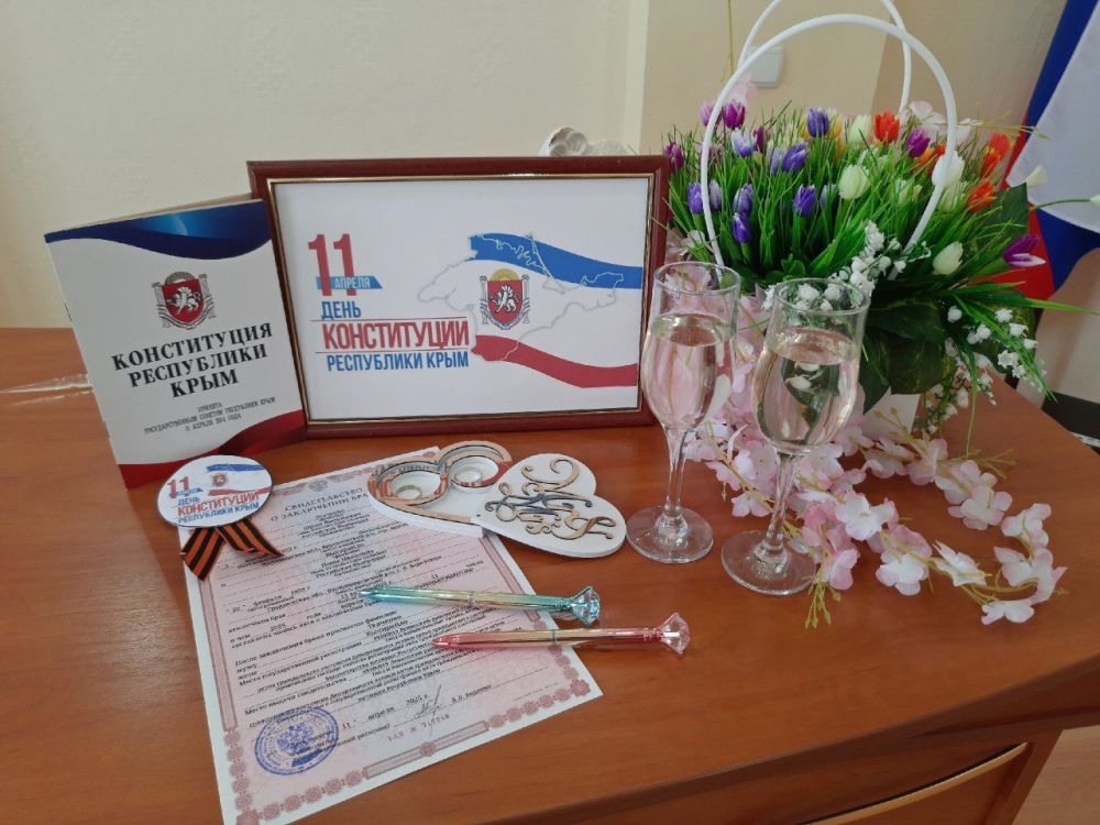 Ленинский районный отдел ЗАГС в зале торжественных событий проводил торжественное чествование и вручил первые государственные документы – свидетельства о рождении Артёму и Марии Буравкиным, у которых родился мальчик Давид, ... Ленинский районный отдел ЗАГС в зале торжественных событий проводил торжественное чествование и вручил первые государственные документы – свидетельства о рождении Артёму и Марии Буравкиным, у которых родился мальчик Давид, ...