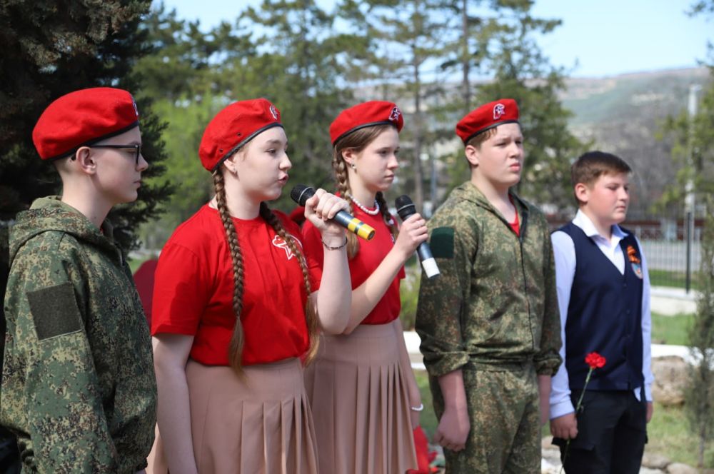 Анжелика Ястребова: В Муниципальном бюджетном общеобразовательном учреждении «Бахчисарайская средняя общеобразовательная школа №1» города Бахчисарая состоялось торжественное открытие памятного знака в честь встречи бойцов... Анжелика Ястребова: В Муниципальном бюджетном общеобразовательном учреждении «Бахчисарайская средняя общеобразовательная школа №1» города Бахчисарая состоялось торжественное открытие памятного знака в честь встречи бойцов...