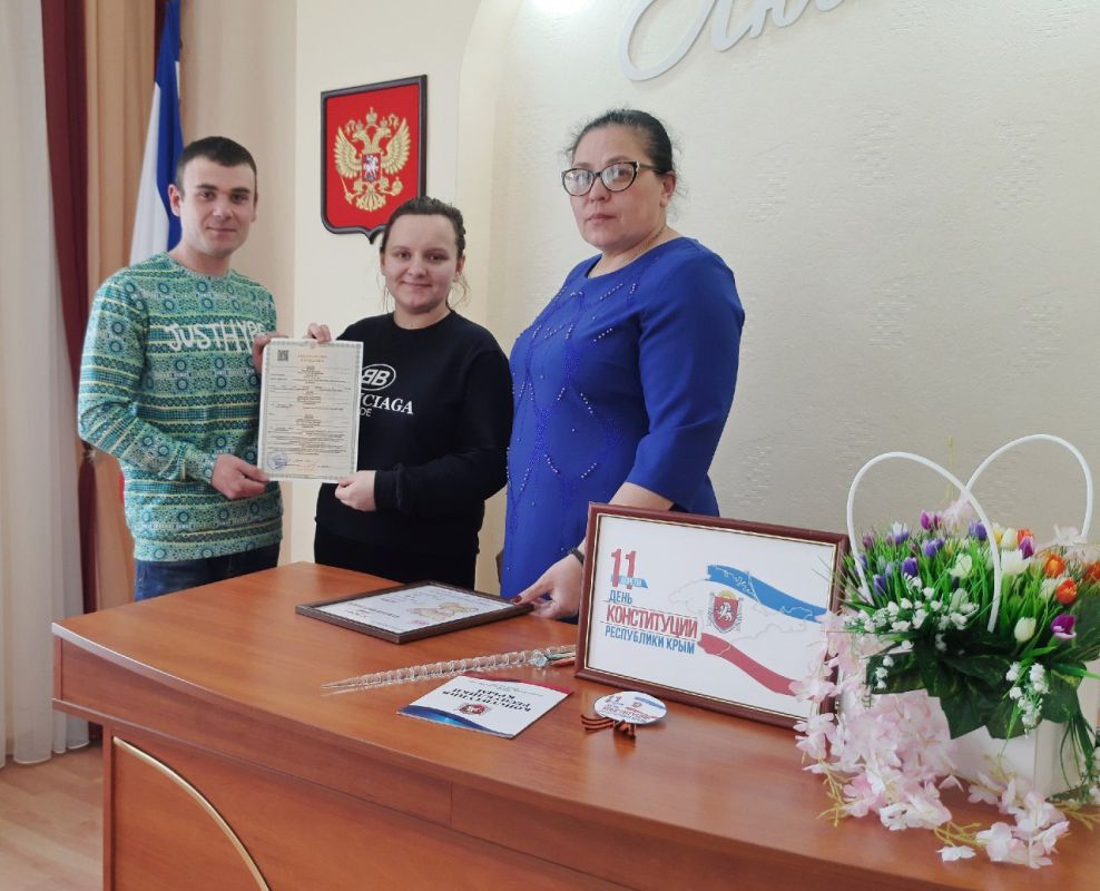 Ленинский районный отдел ЗАГС в зале торжественных событий проводил торжественное чествование и вручил первые государственные документы – свидетельства о рождении Артёму и Марии Буравкиным, у которых родился мальчик Давид, ... Ленинский районный отдел ЗАГС в зале торжественных событий проводил торжественное чествование и вручил первые государственные документы – свидетельства о рождении Артёму и Марии Буравкиным, у которых родился мальчик Давид, ...