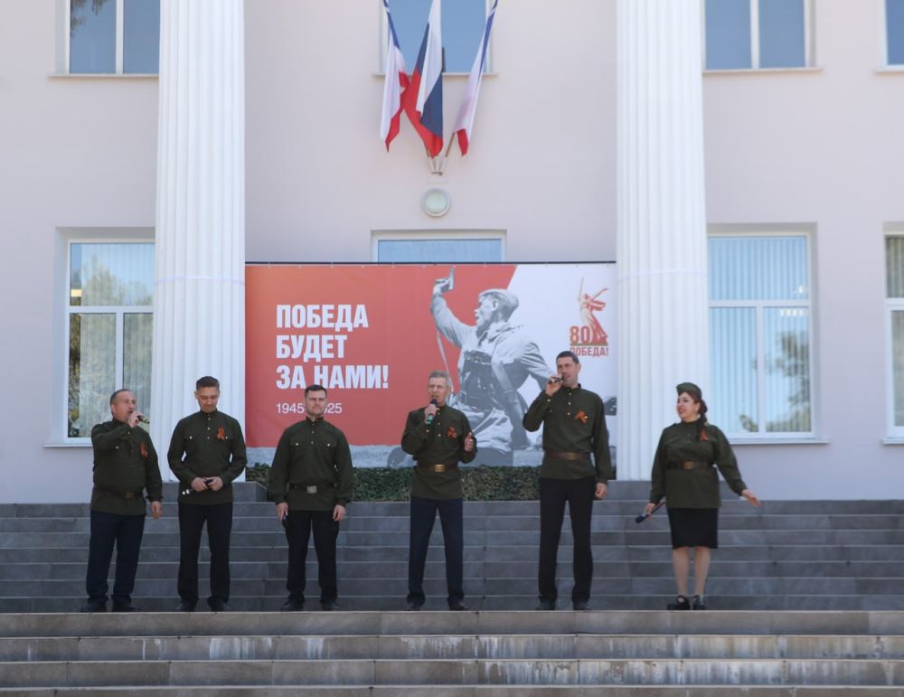 Ольга Урайкина: Далее во дворике районного дома культуры состоялось тематическое мероприятие, посвящённое дню освобождения города Бахчисарай и Бахчисарайского района от немецко-фашистских захватчиков Ольга Урайкина: Далее во дворике районного дома культуры состоялось тематическое мероприятие, посвящённое дню освобождения города Бахчисарай и Бахчисарайского района от немецко-фашистских захватчиков