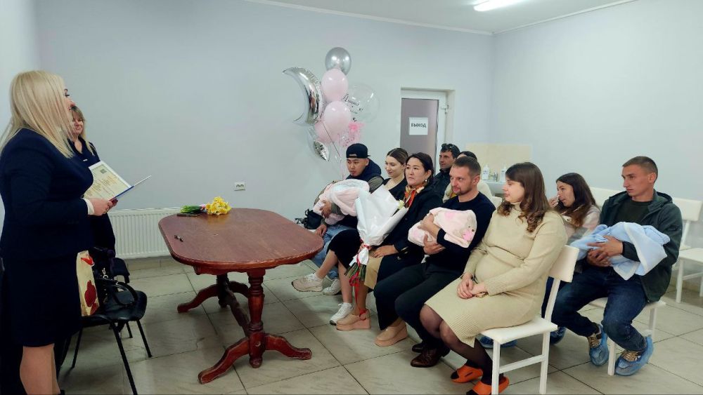 Ялтинский городской отдел ЗАГС в Ялтинском родильном доме проводил торжественное имянаречение с вручением свидетельств о рождении новорождённых мылышей: Тимура Щербака, Амины Савиновой и Юлии Бабарыка Ялтинский городской отдел ЗАГС в Ялтинском родильном доме проводил торжественное имянаречение с вручением свидетельств о рождении новорождённых мылышей: Тимура Щербака, Амины Савиновой и Юлии Бабарыка