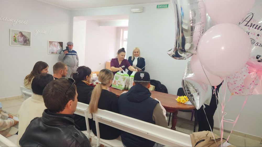 Ялтинский городской отдел ЗАГС в Ялтинском родильном доме проводил торжественное имянаречение с вручением свидетельств о рождении новорождённых мылышей: Тимура Щербака, Амины Савиновой и Юлии Бабарыка Ялтинский городской отдел ЗАГС в Ялтинском родильном доме проводил торжественное имянаречение с вручением свидетельств о рождении новорождённых мылышей: Тимура Щербака, Амины Савиновой и Юлии Бабарыка