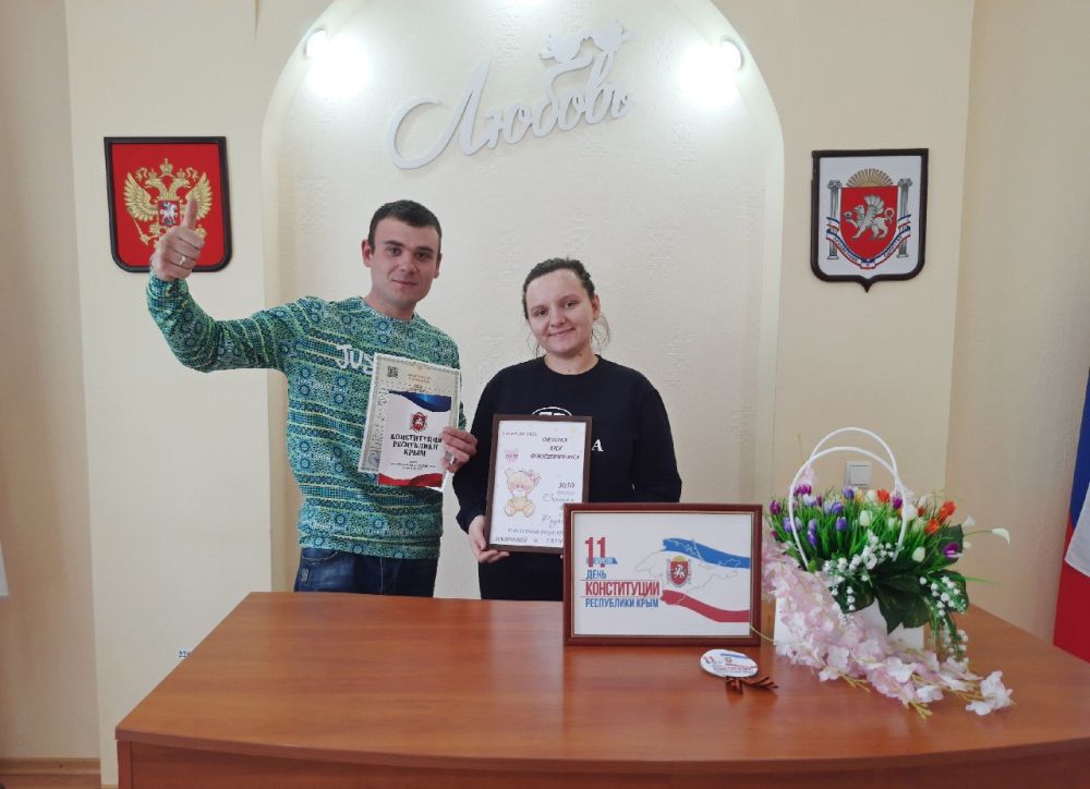 Ленинский районный отдел ЗАГС в зале торжественных событий проводил торжественное чествование и вручил первые государственные документы – свидетельства о рождении Артёму и Марии Буравкиным, у которых родился мальчик Давид, ... Ленинский районный отдел ЗАГС в зале торжественных событий проводил торжественное чествование и вручил первые государственные документы – свидетельства о рождении Артёму и Марии Буравкиным, у которых родился мальчик Давид, ...
