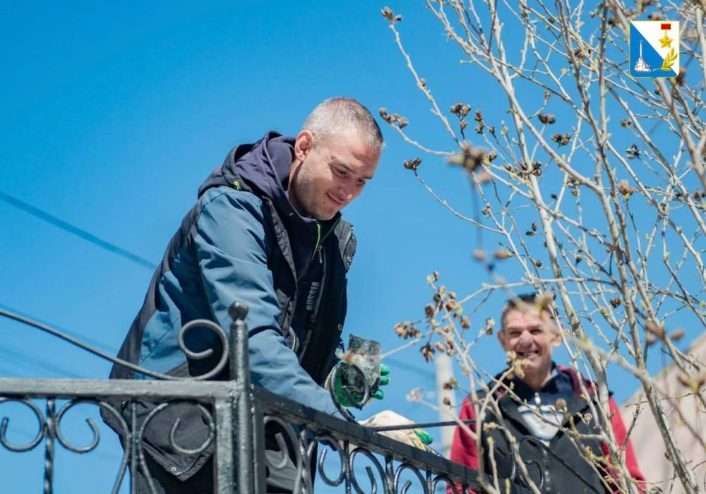 В Севастополе продолжается благоустройство памятных мест В Севастополе продолжается благоустройство памятных мест