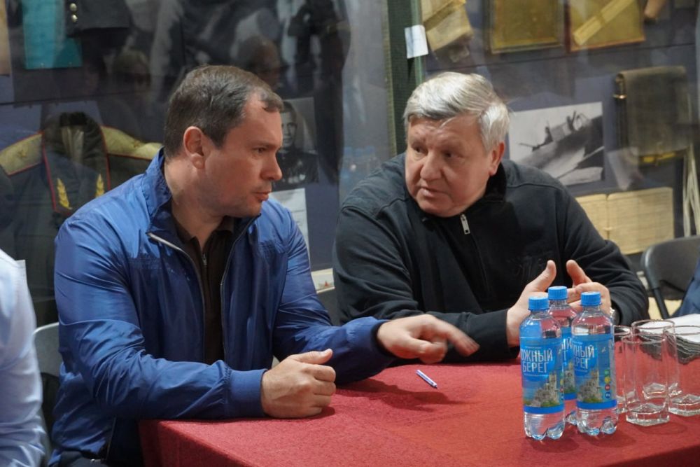 В Керчи с рабочим визитом побывал заместитель Председателя Российского военно-исторического общества Николай ОВСИЕНКО и председатель Комитета Государственного Совета РК по патриотическому воспитанию и молодежной политике... В Керчи с рабочим визитом побывал заместитель Председателя Российского военно-исторического общества Николай ОВСИЕНКО и председатель Комитета Государственного Совета РК по патриотическому воспитанию и молодежной политике...