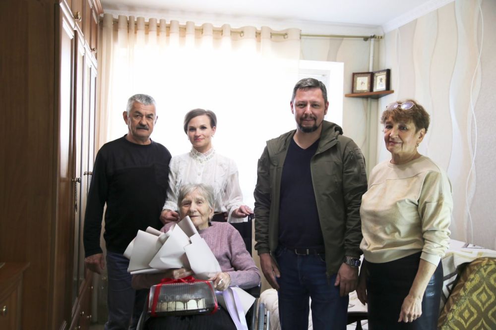 В честь 81-й годовщины освобождения Бахчисарая от немецко-фашистских захватчиков руководители города Бахчисарая посетили ветерана ВОВ — Меледину Антонину Александровну В честь 81-й годовщины освобождения Бахчисарая от немецко-фашистских захватчиков руководители города Бахчисарая посетили ветерана ВОВ — Меледину Антонину Александровну