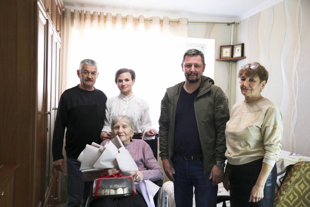 Дмитрий Скобликов: В честь 81-й годовщины освобождения Бахчисарая от немецко-фашистских захватчиков с глубоким уважением и от всего сердца навестил нашего уважаемого ветерана Великой Отечественной войны — Меледину Антонину... Дмитрий Скобликов: В честь 81-й годовщины освобождения Бахчисарая от немецко-фашистских захватчиков с глубоким уважением и от всего сердца навестил нашего уважаемого ветерана Великой Отечественной войны — Меледину Антонину...