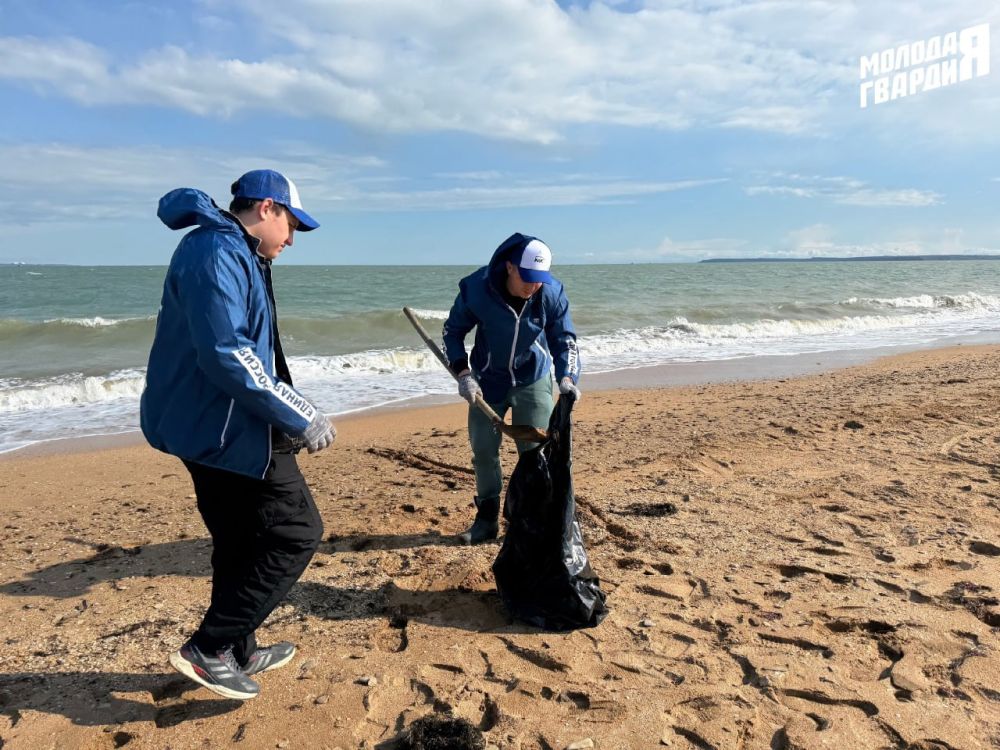 В первый день нового выброса мазута на берег города Керчь - команда «Молодой Гвардии» сразу выехала на помощь, совместно с депутатом городского совета Анатолием Красниковым активисты убирали городской пляж В первый день нового выброса мазута на берег города Керчь - команда «Молодой Гвардии» сразу выехала на помощь, совместно с депутатом городского совета Анатолием Красниковым активисты убирали городской пляж