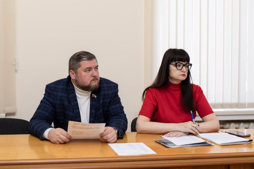 Глава администрации Симферополя Михаил Афанасьев провёл личный приём граждан, в ходе которого к нему обратились семь симферопольцев Глава администрации Симферополя Михаил Афанасьев провёл личный приём граждан, в ходе которого к нему обратились семь симферопольцев