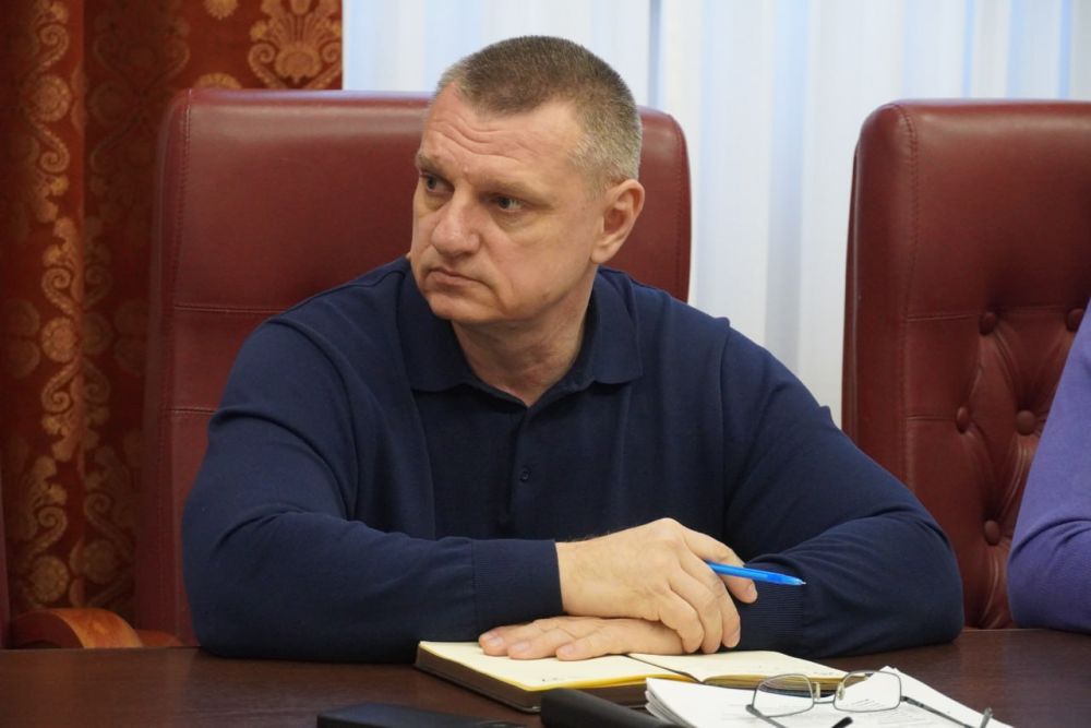 Глава администрации Керчи Олег Каторгин провел аппаратное совещание со своими заместителями и руководителями структурных подразделений Глава администрации Керчи Олег Каторгин провел аппаратное совещание со своими заместителями и руководителями структурных подразделений