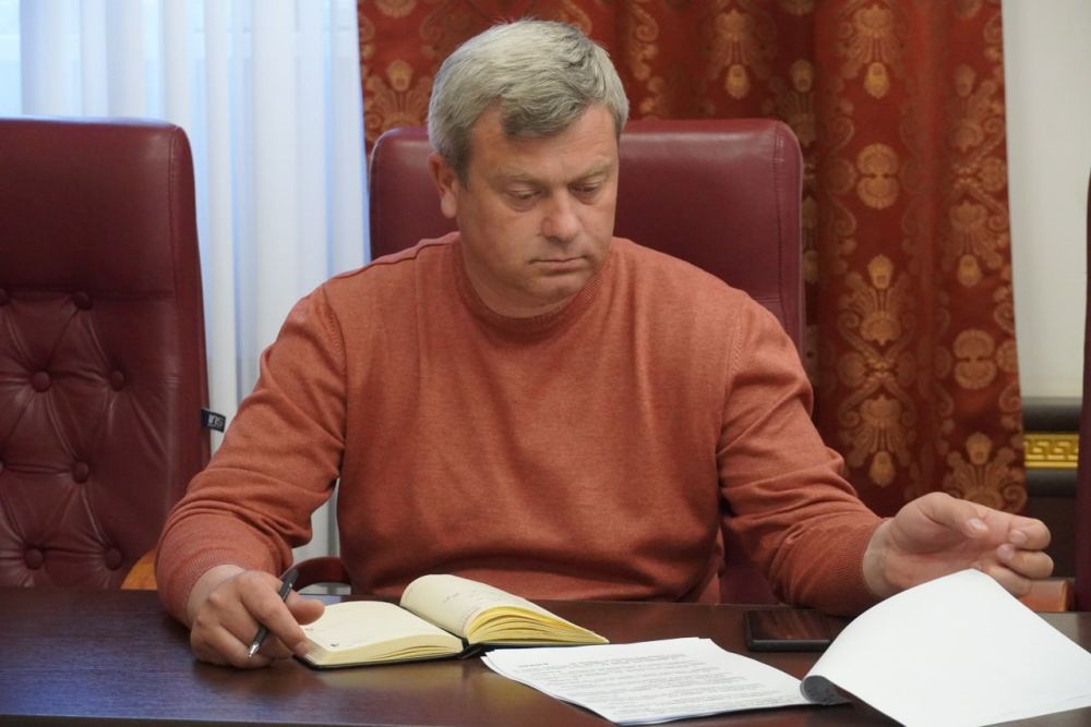 Глава администрации Керчи Олег Каторгин провел аппаратное совещание со своими заместителями и руководителями структурных подразделений Глава администрации Керчи Олег Каторгин провел аппаратное совещание со своими заместителями и руководителями структурных подразделений