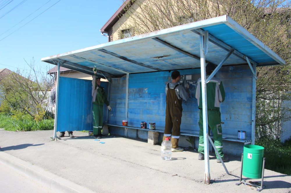 #жкх. Сотрудники Службы городского хозяйства провели работы по покраске остановочных павильонов, требующих обновления #жкх. Сотрудники Службы городского хозяйства провели работы по покраске остановочных павильонов, требующих обновления