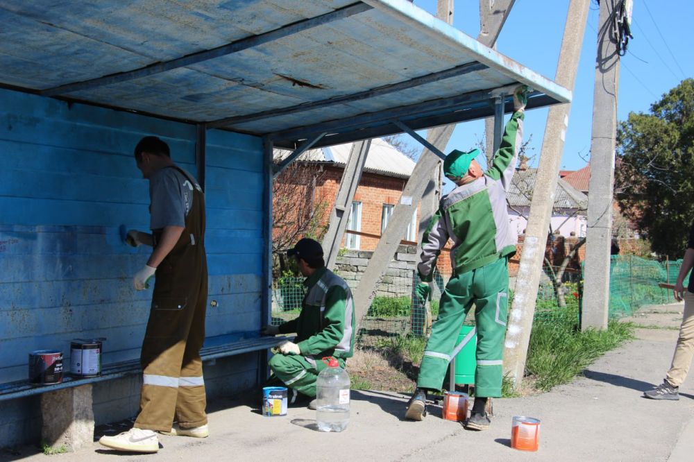 #жкх. Сотрудники Службы городского хозяйства провели работы по покраске остановочных павильонов, требующих обновления #жкх. Сотрудники Службы городского хозяйства провели работы по покраске остановочных павильонов, требующих обновления