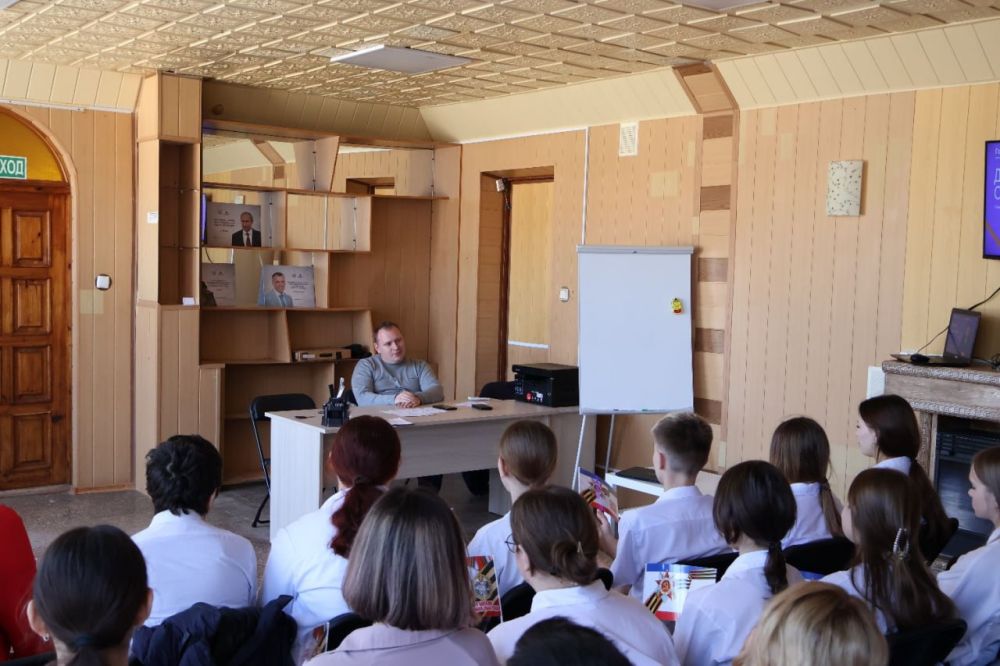 Денис Олейник: Сегодня провел встречу с учениками МБОУ «Раздольненская школа-лицей №1» в доме молодёжи Раздольненского района