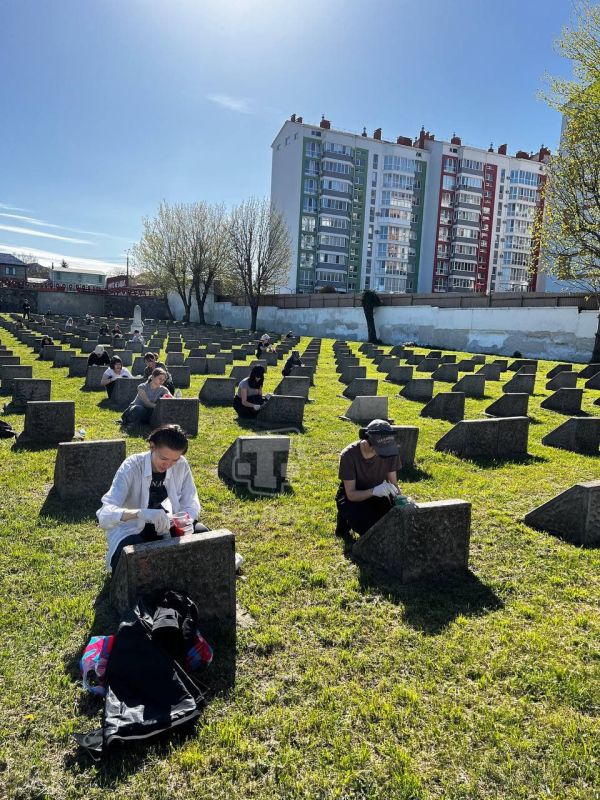 Студенты и преподаватели крымского художественного училища обновили более 700 монументов на Воинском кладбище в Симферополе Студенты и преподаватели крымского художественного училища обновили более 700 монументов на Воинском кладбище в Симферополе