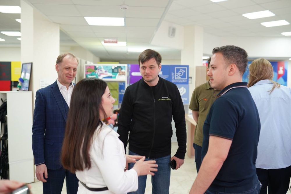 Сегодня с рабочим визитом Республику Крым посетил статс-секретарь — заместитель руководителя Росмолодёжи Денис Аширов Сегодня с рабочим визитом Республику Крым посетил статс-секретарь — заместитель руководителя Росмолодёжи Денис Аширов
