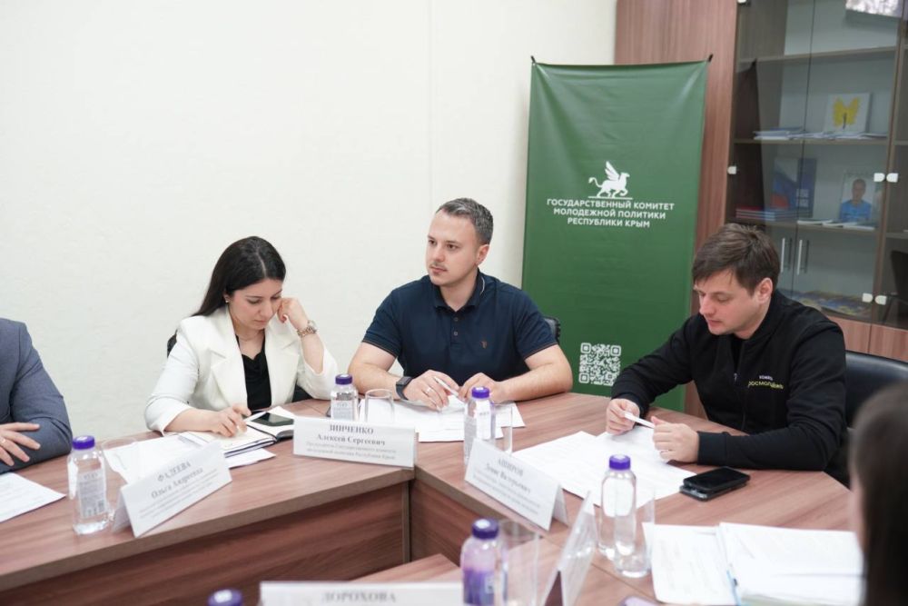 Алексей Зинченко: В Ресурсном центре поддержки добровольчества статс-секретарь - Заместитель руководителя Росмолодёжи Денис Аширов встретился с представителями муниципальных волонтёрских штабов #МЫВМЕСТЕ по устранению... Алексей Зинченко: В Ресурсном центре поддержки добровольчества статс-секретарь - Заместитель руководителя Росмолодёжи Денис Аширов встретился с представителями муниципальных волонтёрских штабов #МЫВМЕСТЕ по устранению...