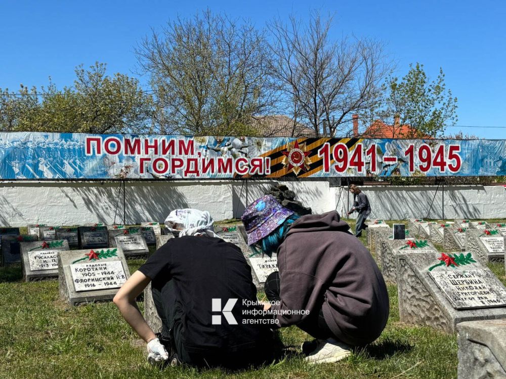 В Симферополе на Воинском кладбище студенты и преподаватели Крымского художественного училища восстанавливают надписи на монументах В Симферополе на Воинском кладбище студенты и преподаватели Крымского художественного училища восстанавливают надписи на монументах