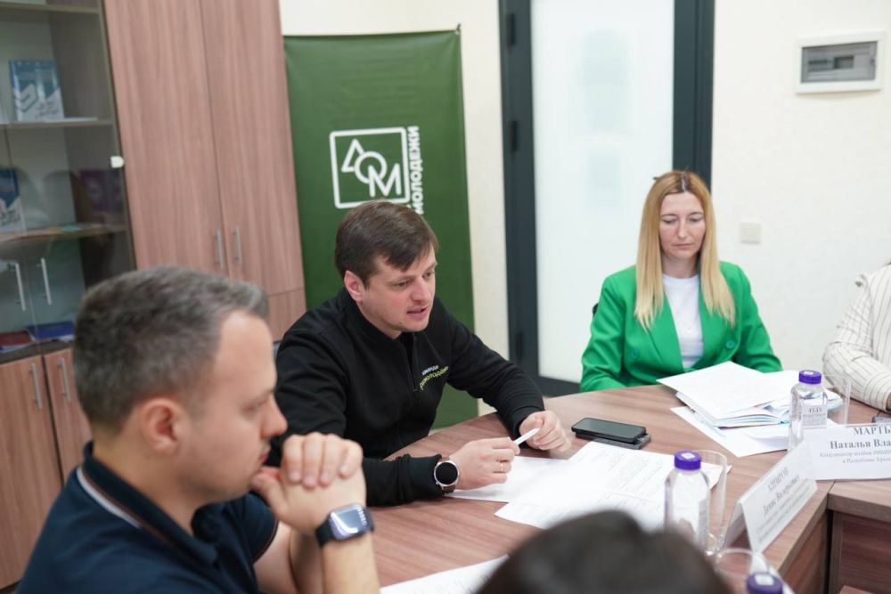 Алексей Зинченко: В Ресурсном центре поддержки добровольчества статс-секретарь - Заместитель руководителя Росмолодёжи Денис Аширов встретился с представителями муниципальных волонтёрских штабов #МЫВМЕСТЕ по устранению... Алексей Зинченко: В Ресурсном центре поддержки добровольчества статс-секретарь - Заместитель руководителя Росмолодёжи Денис Аширов встретился с представителями муниципальных волонтёрских штабов #МЫВМЕСТЕ по устранению...