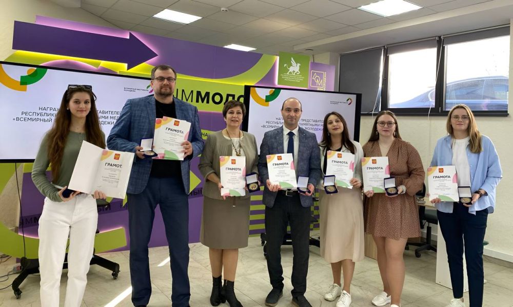 Поздравляем директора Дома дружбы народов, Заслуженного работника культуры Республики Крым Ларису Сокирскую с высокой оценкой ее труда. Сегодня, Алексей Зинченко, председатель Государственного комитете молодежной политики... Поздравляем директора Дома дружбы народов, Заслуженного работника культуры Республики Крым Ларису Сокирскую с высокой оценкой ее труда. Сегодня, Алексей Зинченко, председатель Государственного комитете молодежной политики...