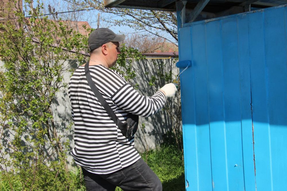#жкх. Сотрудники Службы городского хозяйства провели работы по покраске остановочных павильонов, требующих обновления #жкх. Сотрудники Службы городского хозяйства провели работы по покраске остановочных павильонов, требующих обновления
