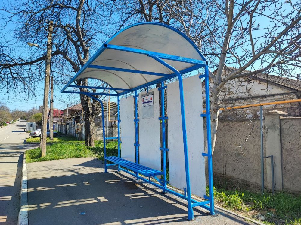 #жкх. Сотрудники Службы городского хозяйства провели работы по покраске остановочных павильонов, требующих обновления #жкх. Сотрудники Службы городского хозяйства провели работы по покраске остановочных павильонов, требующих обновления