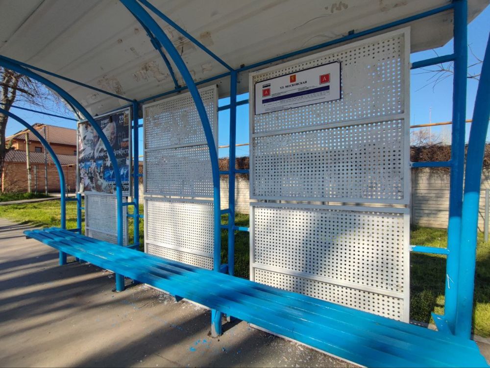 #жкх. Сотрудники Службы городского хозяйства провели работы по покраске остановочных павильонов, требующих обновления #жкх. Сотрудники Службы городского хозяйства провели работы по покраске остановочных павильонов, требующих обновления
