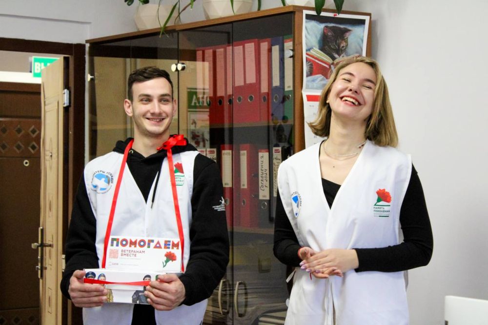 Сотрудники Госкомитета молодежной политики Республики Крым присоединились к Всероссийской акции «Красная гвоздика», которая с 10 апреля по 22 июня проходит по всей стране Сотрудники Госкомитета молодежной политики Республики Крым присоединились к Всероссийской акции «Красная гвоздика», которая с 10 апреля по 22 июня проходит по всей стране