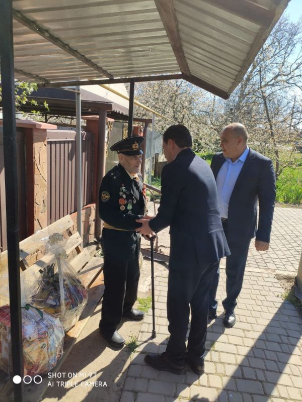 Председатель Госкомнаца Крыма Руслан Якубов принял участие во Всероссийской акции "В гости к ветерану" Председатель Госкомнаца Крыма Руслан Якубов принял участие во Всероссийской акции "В гости к ветерану"