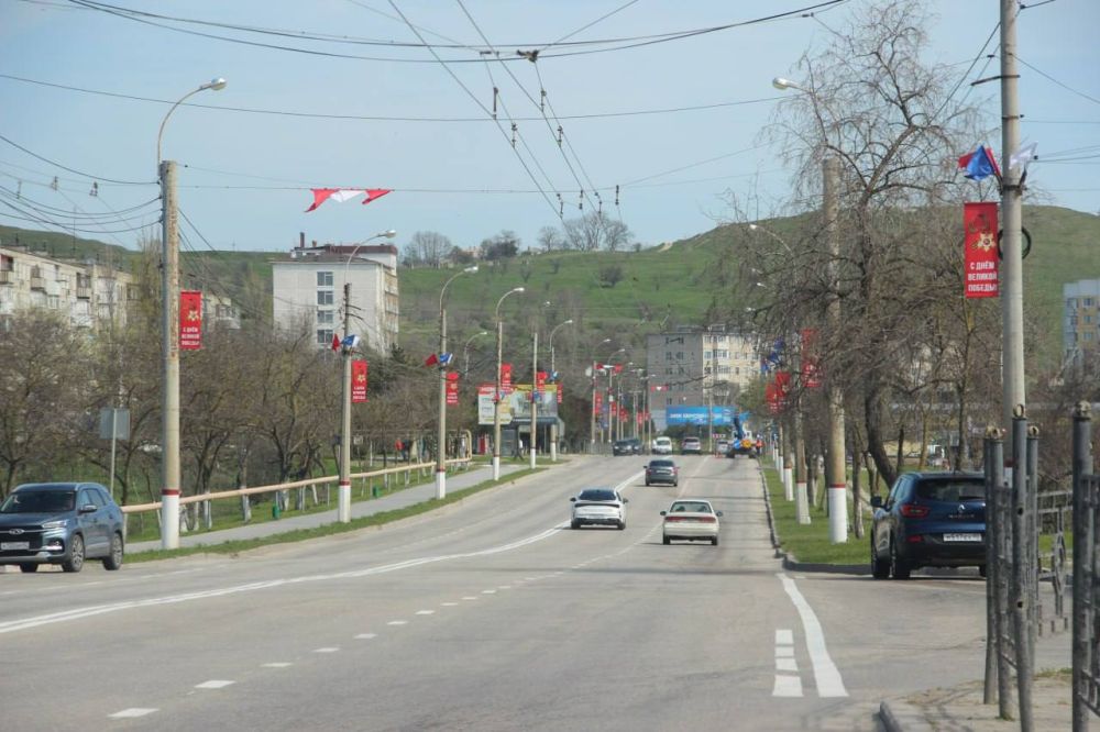 Керчь украшают к 9 мая. Так, выкрашены золотом буквы при въезде в город, тематическими баннерами и растяжками украшены фасады зданий, на троллейбусных линиях размещены красно-белые флажки, устанавливаются флаги триколора Керчь украшают к 9 мая. Так, выкрашены золотом буквы при въезде в город, тематическими баннерами и растяжками украшены фасады зданий, на троллейбусных линиях размещены красно-белые флажки, устанавливаются флаги триколора