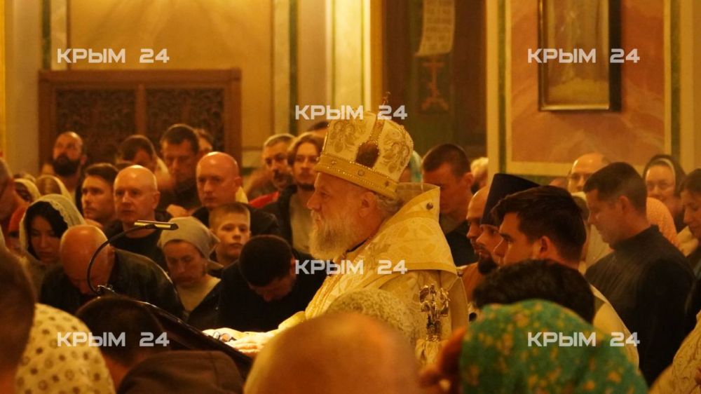 В Александро-Невском кафедральном соборе в Симферополе началась полунощница В Александро-Невском кафедральном соборе в Симферополе началась полунощница