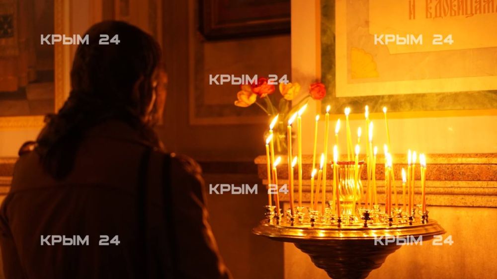 В Александро-Невском кафедральном соборе в Симферополе началась полунощница В Александро-Невском кафедральном соборе в Симферополе началась полунощница