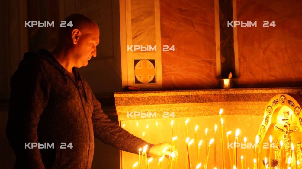 В Александро-Невском кафедральном соборе в Симферополе началась полунощница В Александро-Невском кафедральном соборе в Симферополе началась полунощница