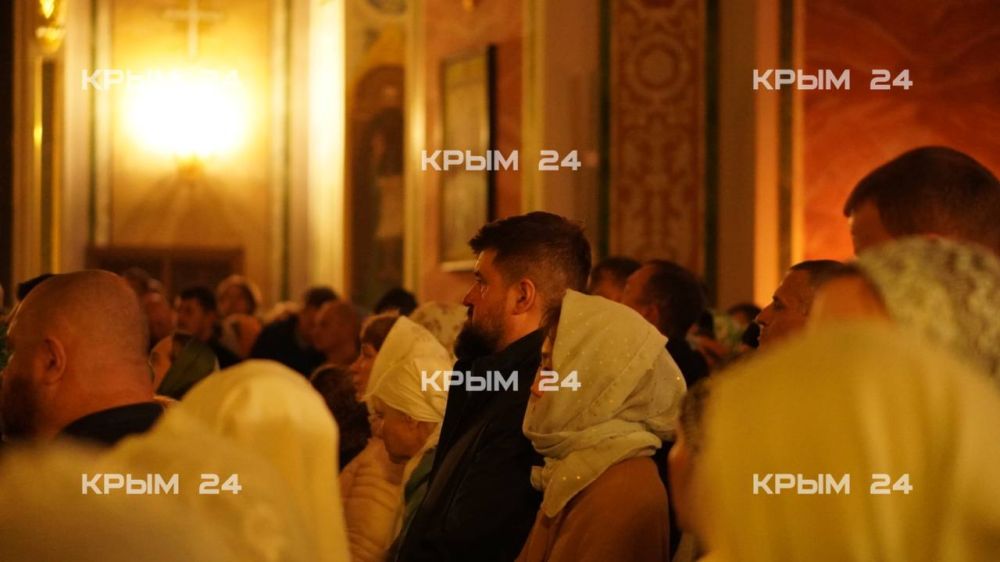 В Александро-Невском кафедральном соборе в Симферополе началась полунощница В Александро-Невском кафедральном соборе в Симферополе началась полунощница