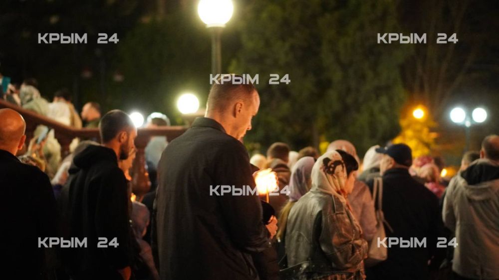 Богослужения продолжаются в Александро-Невском кафедральном соборе в Симферополе Богослужения продолжаются в Александро-Невском кафедральном соборе в Симферополе
