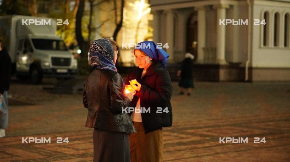 Богослужения продолжаются в Александро-Невском кафедральном соборе в Симферополе Богослужения продолжаются в Александро-Невском кафедральном соборе в Симферополе
