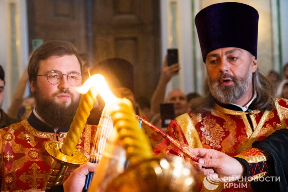 Еще кадры из собора Александра Невского, где встретили Благодатный огонь - в фотоленте РИА Новости Крым Еще кадры из собора Александра Невского, где встретили Благодатный огонь - в фотоленте РИА Новости Крым